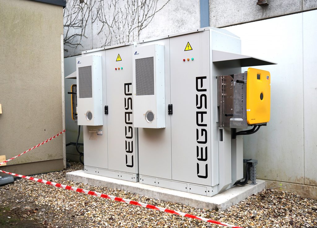 Ein Novum bei den Solaranlagen der HWK Betriebsstätten sind die riesigen, im Outdoor-Bereich installierten Batteriespeicher. Foto: BEG Durmersheim/Nora Pallek